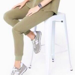 FIGS Women’s TATU Heather Olive Slim Petite Cargo Joggers